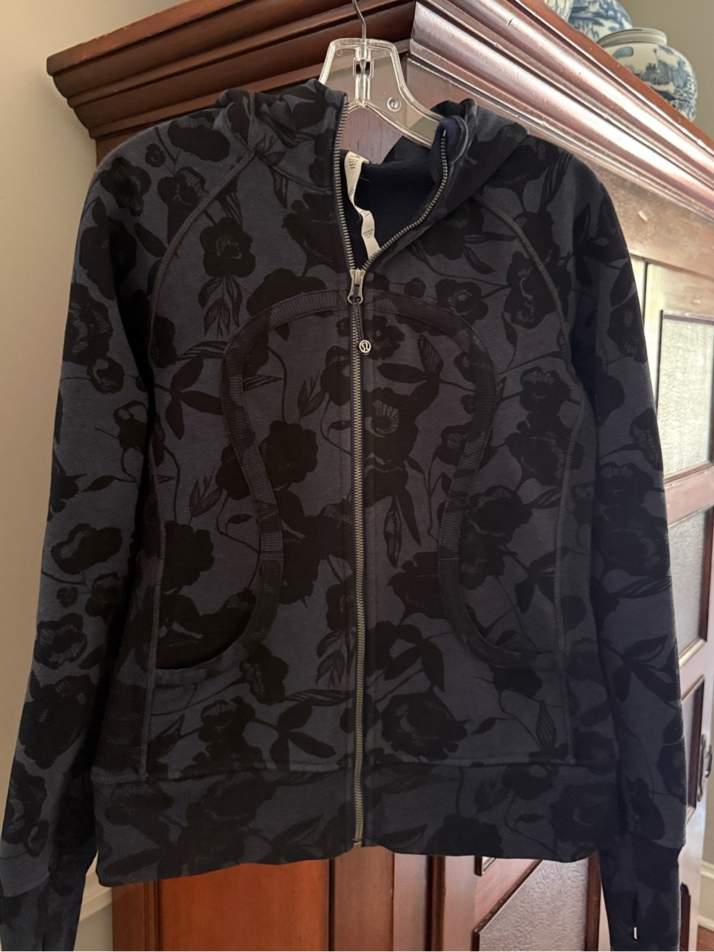 Lululemon Scuba Hoodie Women’s Black & Navy Flower Floral Zip-Up Jacket size 8